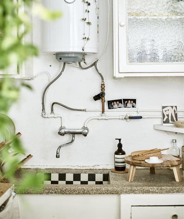 อ่างซิงค์ในครัวและกาต้มน้ำ ตู้กับข้าวแบบปิด และเครื่องใช้สำหรับเสิร์ฟอาหารทำจากไม้