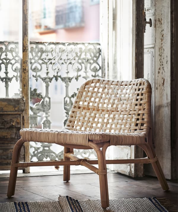 เก้าอี้หวายวางอยู่ตรงทางเดินของระเบียงเก่า