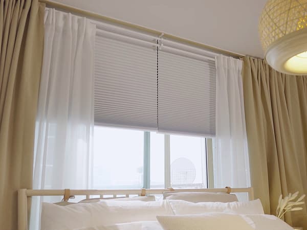 커튼과 침대 헤드 