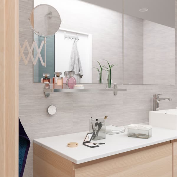 거울 아래에 유리선반이 장착하고 향수를 바로 쓸 수 있도록 예쁘게 보관한 욕실