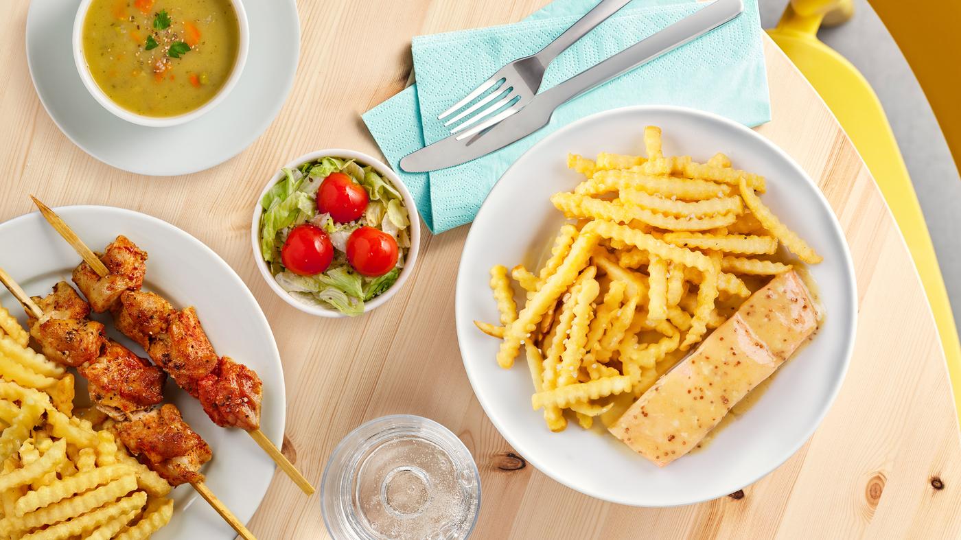 מנת סלמון וצ'יפס ולידה מנת שיפודים וצ'יפס.