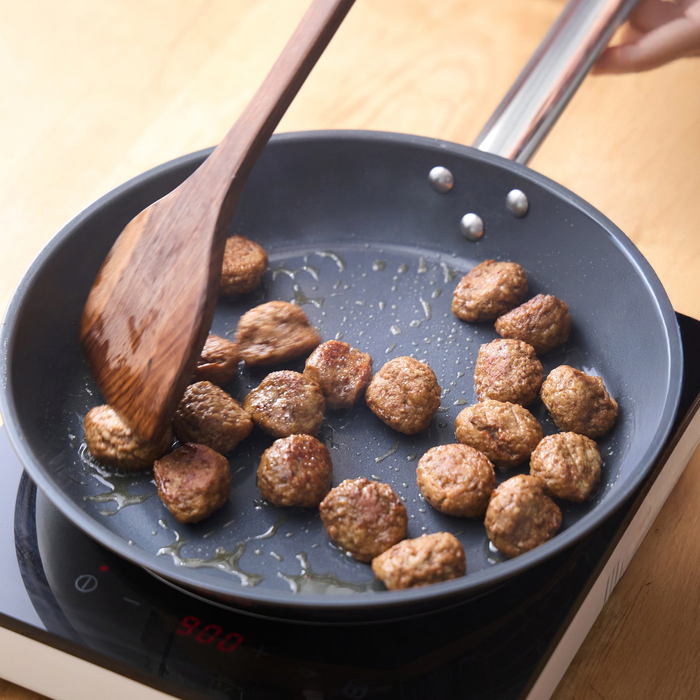 프라이팬에 미트볼을 익히는 모습