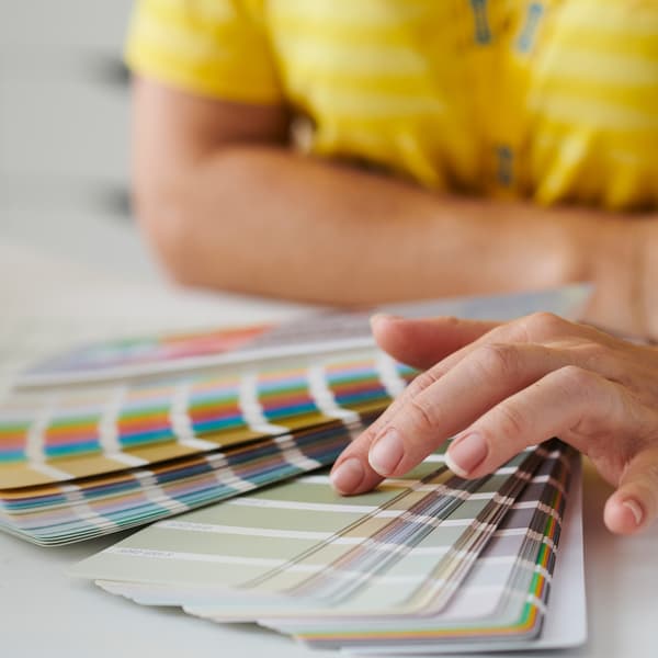 יד עוברת על מנעד של צבעים לעיצוב