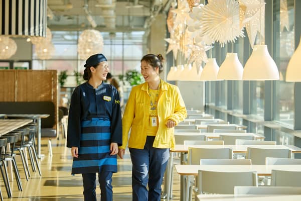 식당에서 마주보며 걷는 두 여성