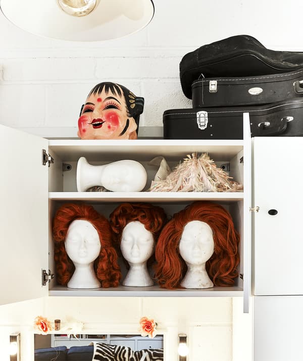 ตู้ติดผนังที่มีวิกผมแดงจำนวนหนึ่งอยู่บนที่ตั้ง