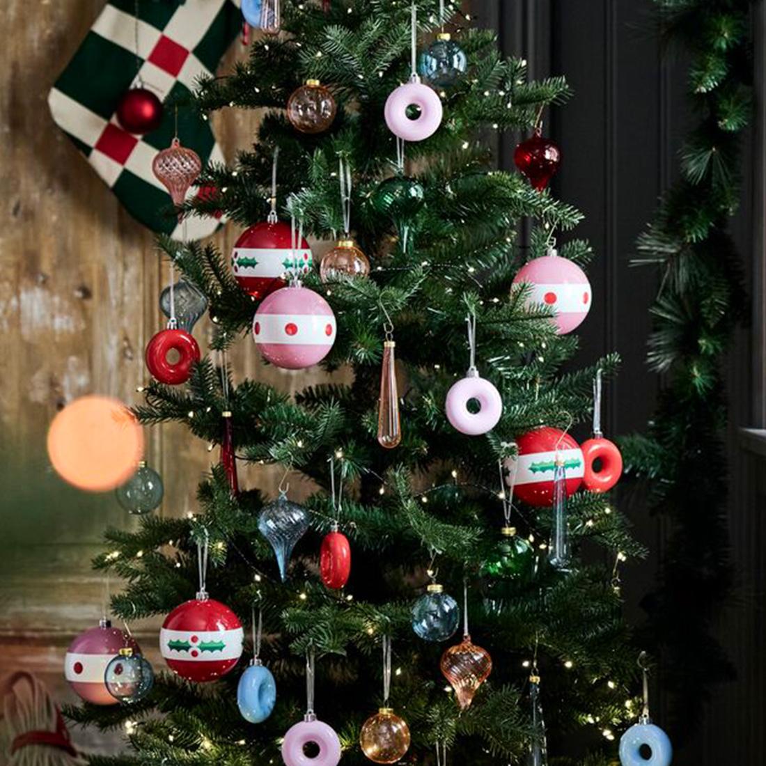 여러가지 색상의 오너먼트