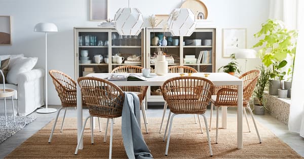 פינת אוכל איקאה עם כיסאות מעץ