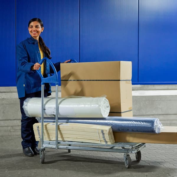 בחורה אוחזת בעגלה מלאה במוצרים