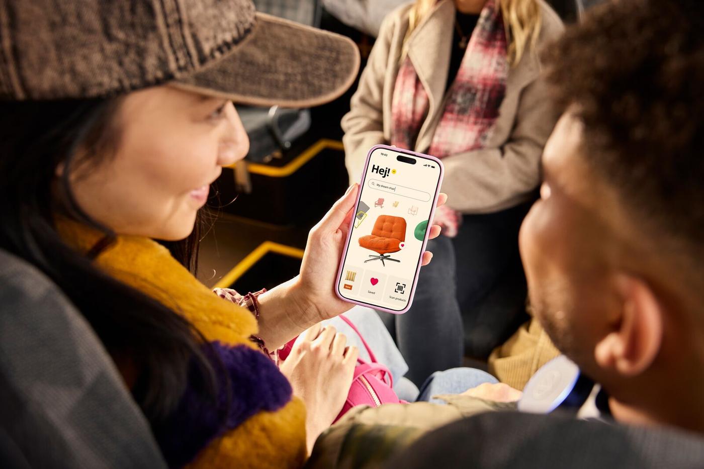 뒤블링에가 나온 이케아 앱을 보며 사람들이 도란도란 이야기하고 있다