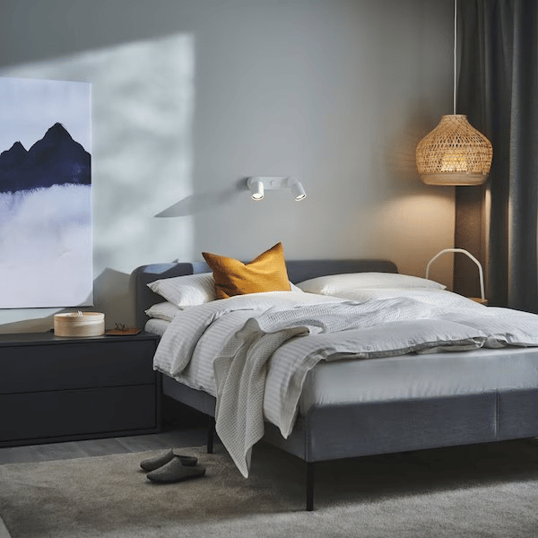 침대와 조명들이 있는 침실 사진