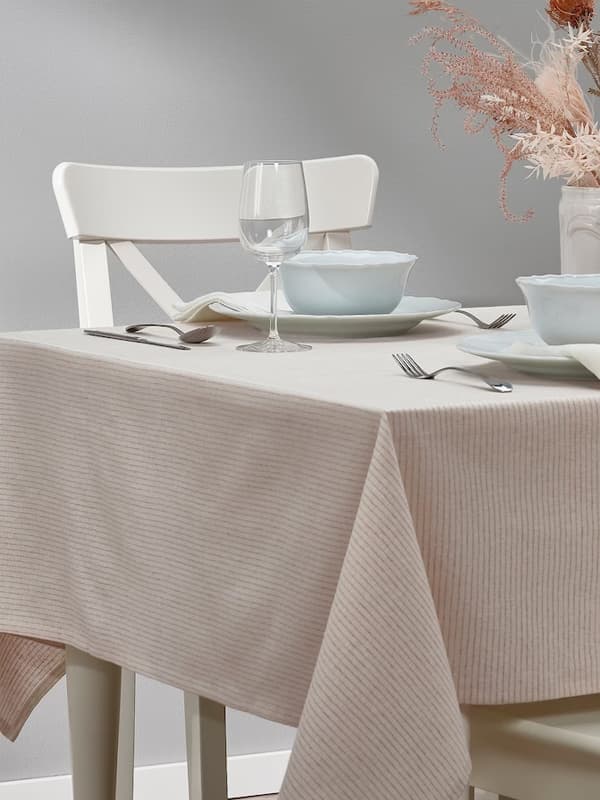 מפה פרוסה על שולחן אירוח