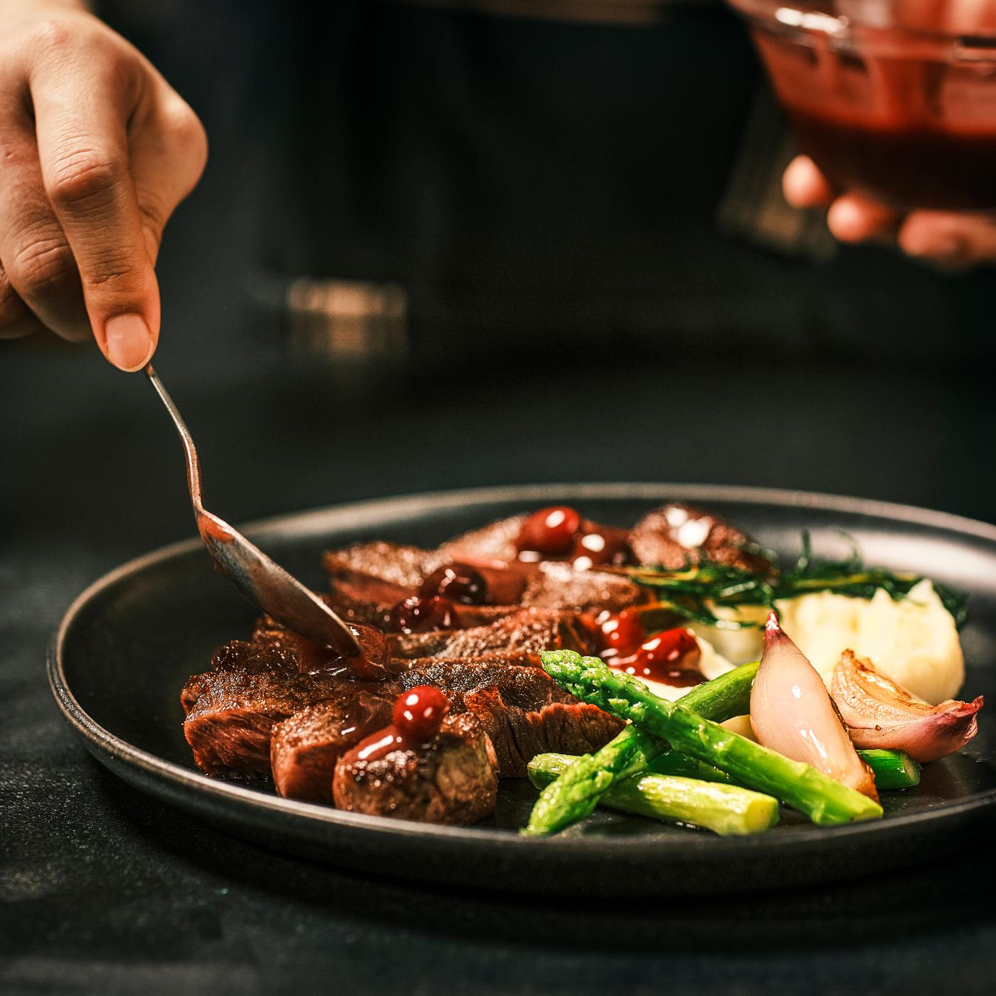 고기 위에 베리 소스 올려 완성하는 컷