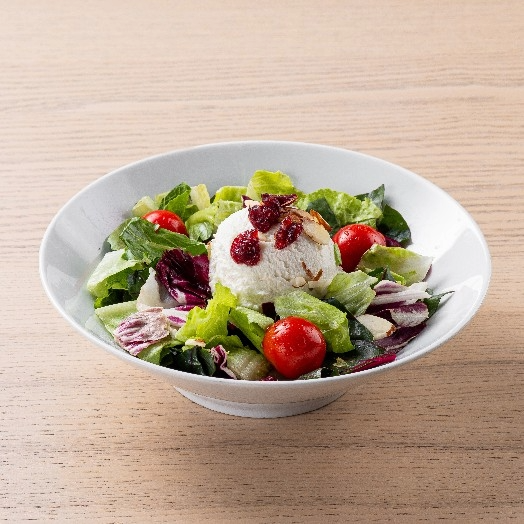 방울토마토, 크랜베리, 발사믹소스, 아몬드, 리코타 치즈를 곁들인 샐러드 이미지