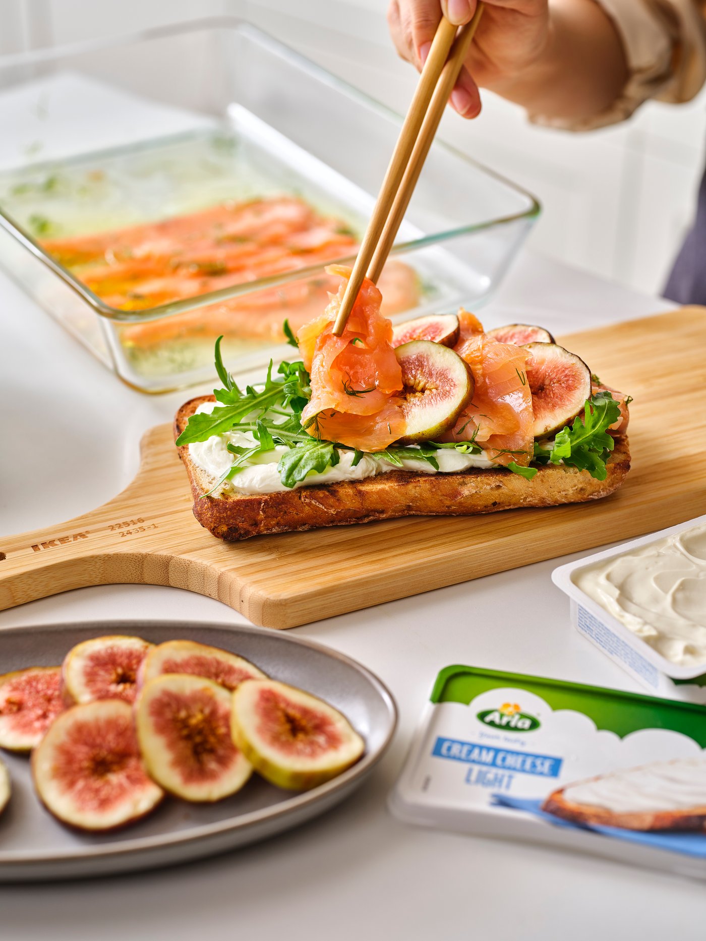 연어와 무화과 번갈아 올리는 컷