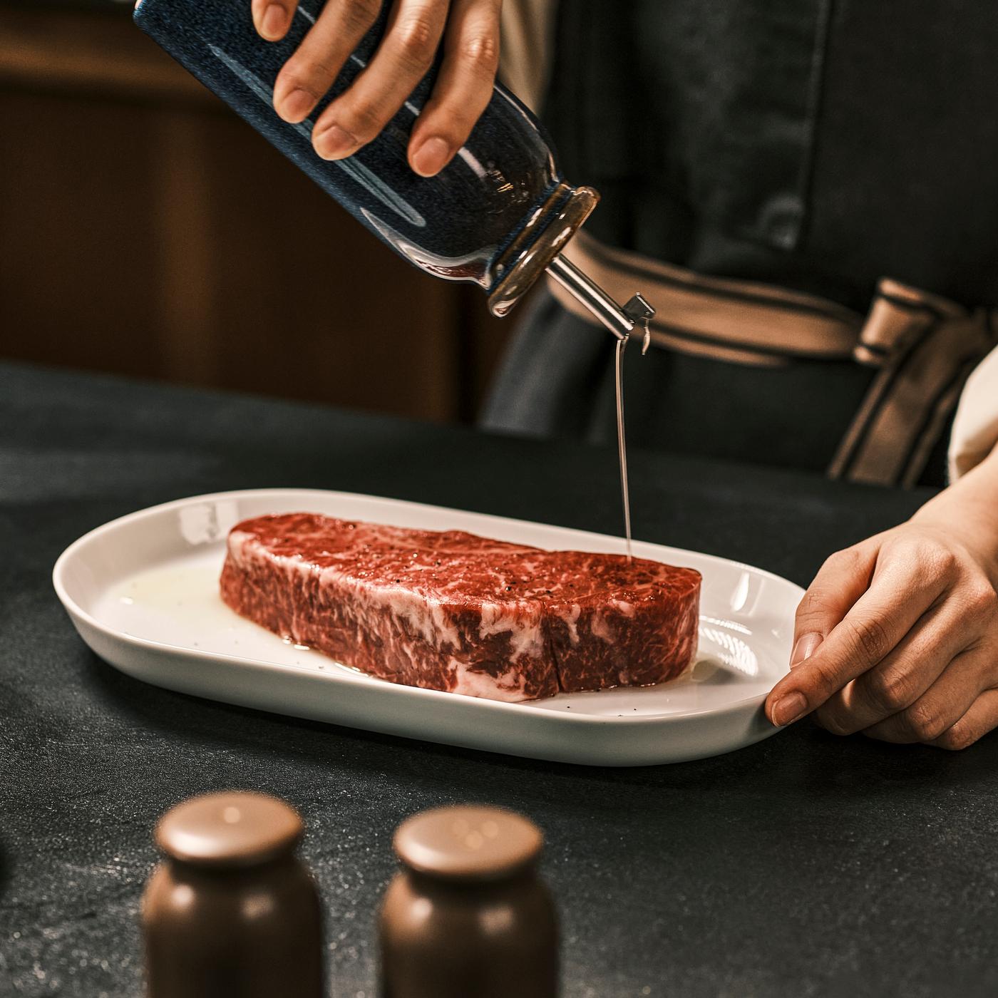 채끝살 위에 올리브유 뿌리는 컷