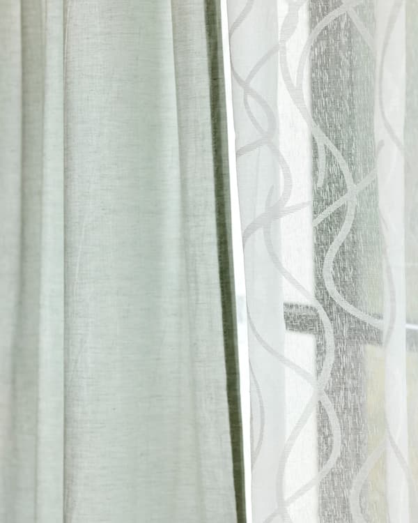 ม่านสองผืนแขวนอยู่ติดกัน ผืนหนึ่งเป็นผ้าฝ้ายโปร่งสีขาว อีกผืนเป็นผ้าลินินสีเขียวอ่อน