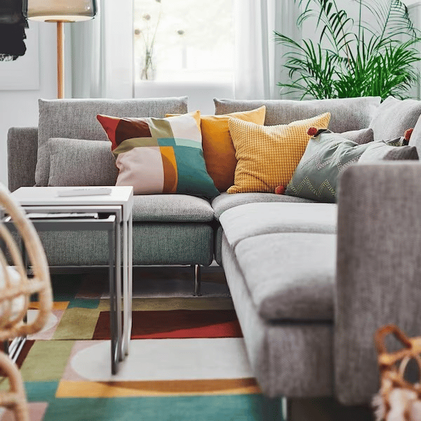 거실소파와 쿠션이 놓여있는 사진