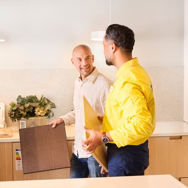 אדם משוחח עם נציג של איקאה עם חולצה צהובה