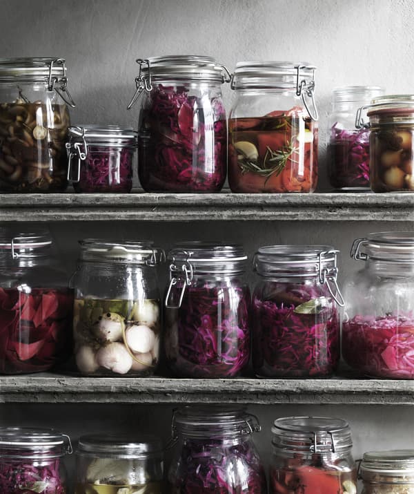 โหลผักดองบนชั้นวางของ