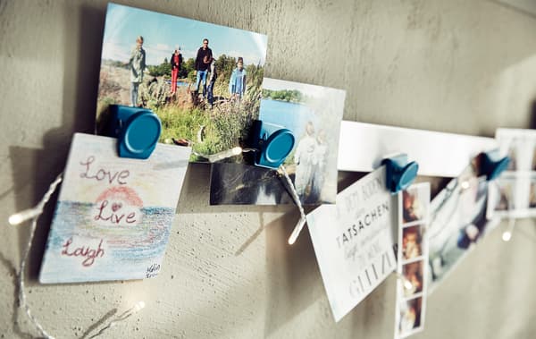 ภาพโคลสอัพของภาพถ่ายและภาพวาดติดอยู่ที่ราง