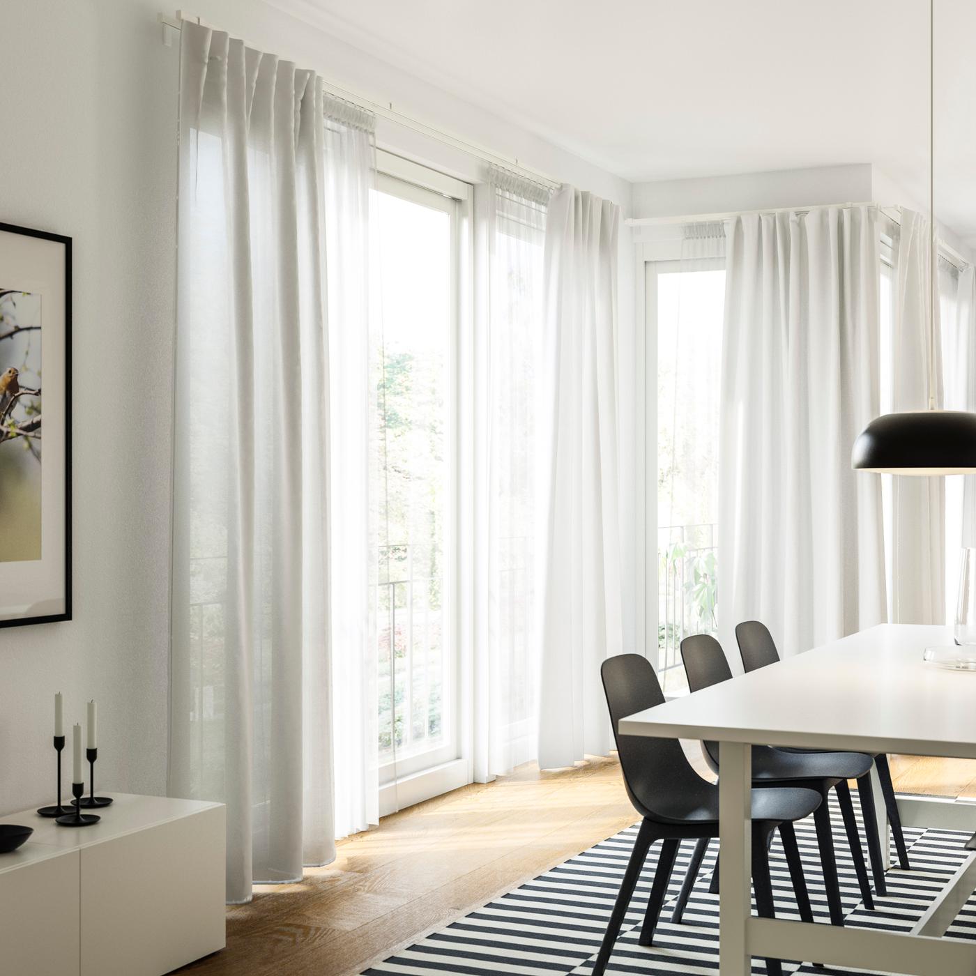 Sanftes Licht im Esszimmer mit bodenlangen Vorhängen - IKEA