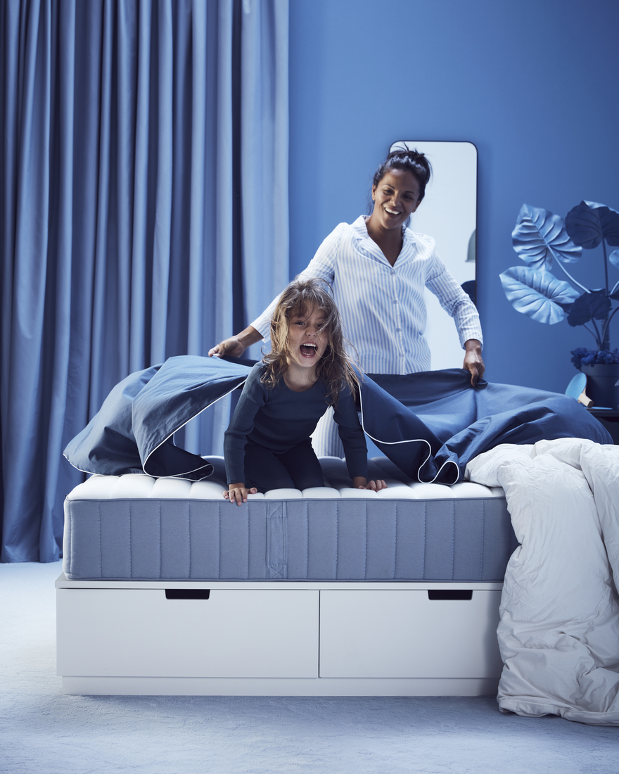 1 femme et une enfant qui refont un lit 