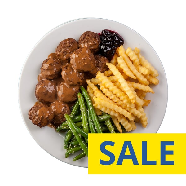 צלחת עם 10 כדורי בשר ברוטב לצד צ'יפס ושעועית ירוקה עם סומסום - מנה שבדית מסורתית