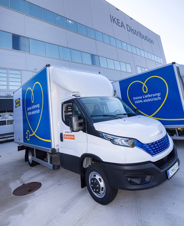 100 % elektrische Lieferung mit IKEA E-Lkw – klimafreundliche Logistik am IKEA Distributionszentrum.
