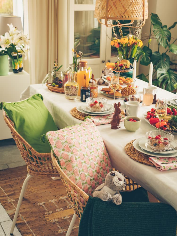 Ein bunt gedeckter Tisch für deinen Osterbrunch - IKEA Schweiz