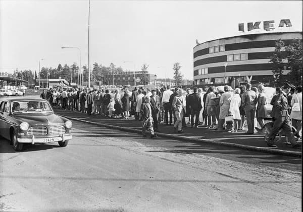 1963 eröffnete IKEA in Stockholm sein Einrichtungshaus „Kungens Kurva“.Der Kundenandrang war groß.