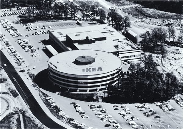1963 eröffnete IKEA in Stockholm sein Einrichtungshaus „Kungens Kurva“.