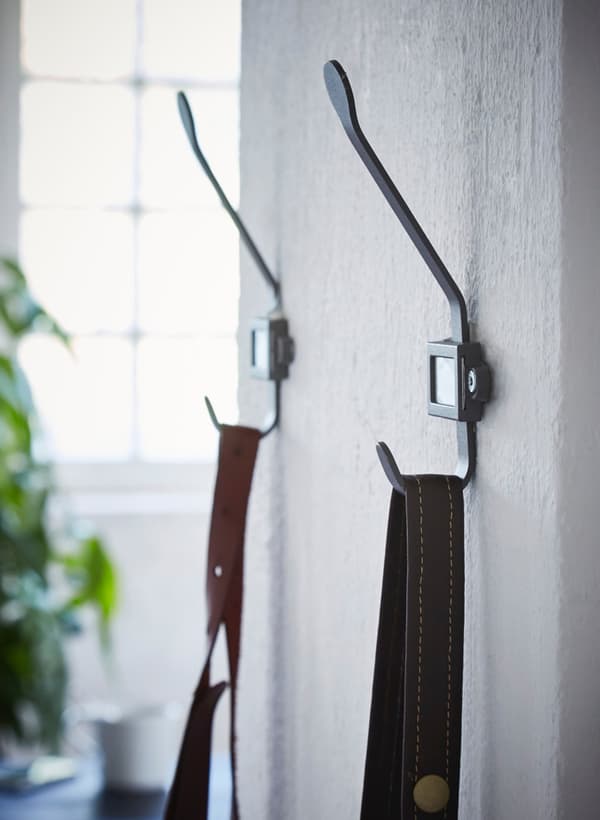 2 crochets KARTOTEK sur le mur d'un bureau