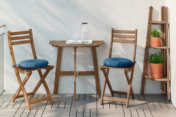 2 Gartenklappstühle und ein Balkon Klapptisch aus der ASKHOLMEN Serie mit dem passenden ASKHOLMEN Eckregal. 