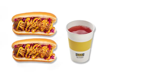 2 Hot dogy s masovými kuličkami s hořčicí a posypaný opečenou cibulkou a červeným sterilovaným zelím a nápoj v kelímku