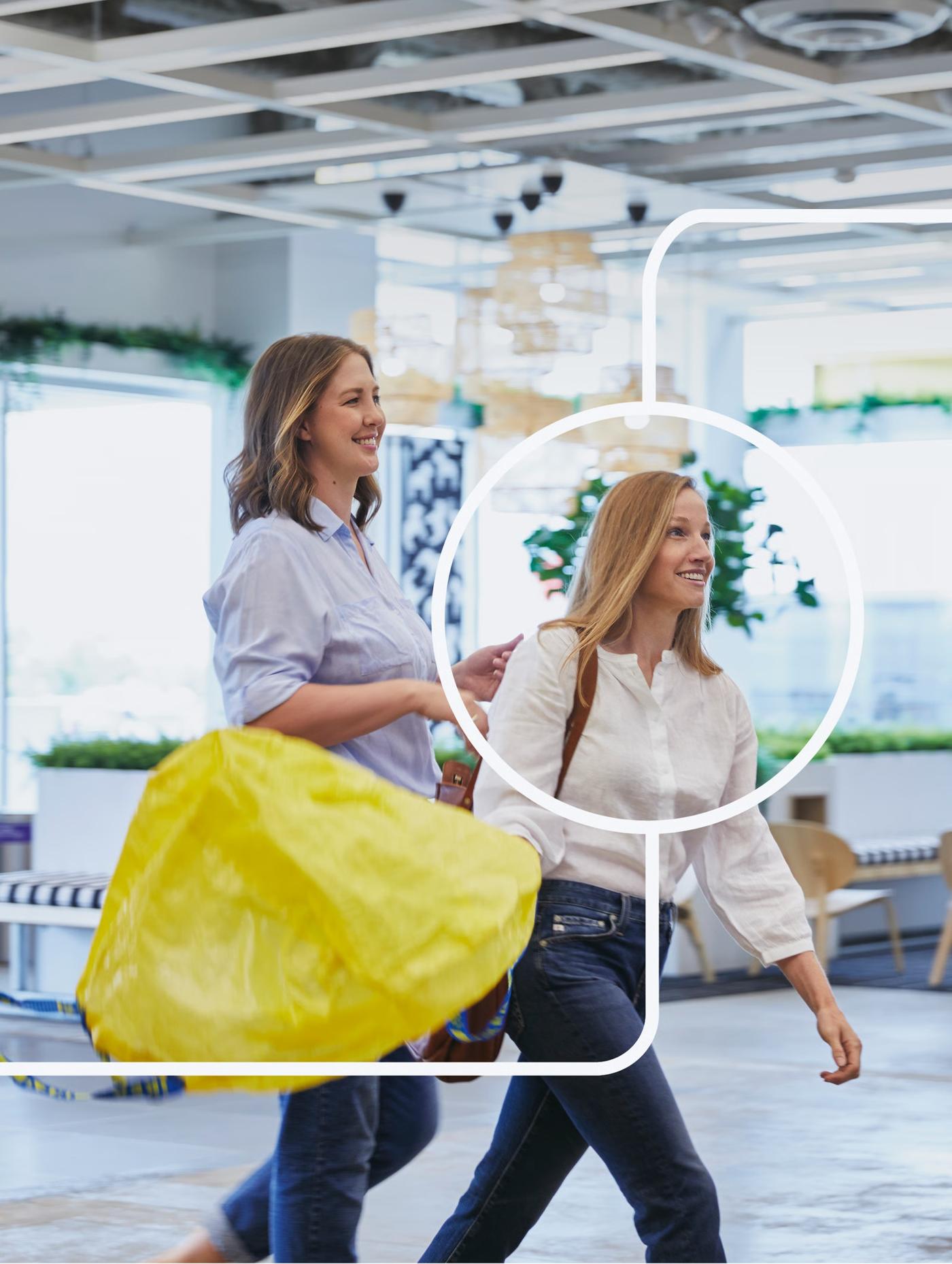 2 kvinder er på vej ind og handle og den ene bærer en stor gul IKEA indkøbspose