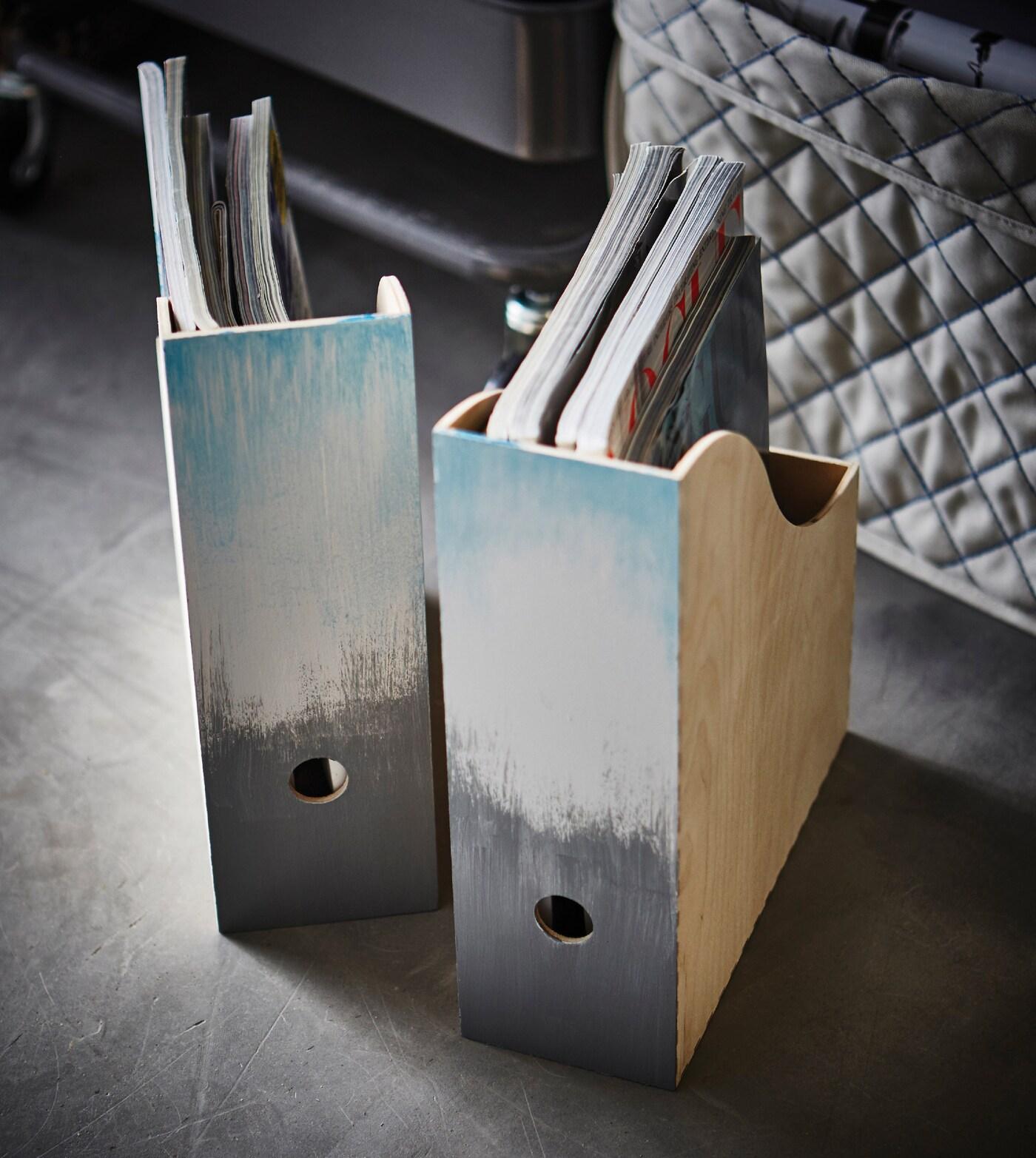 2 magazine organisers in wood pianted.