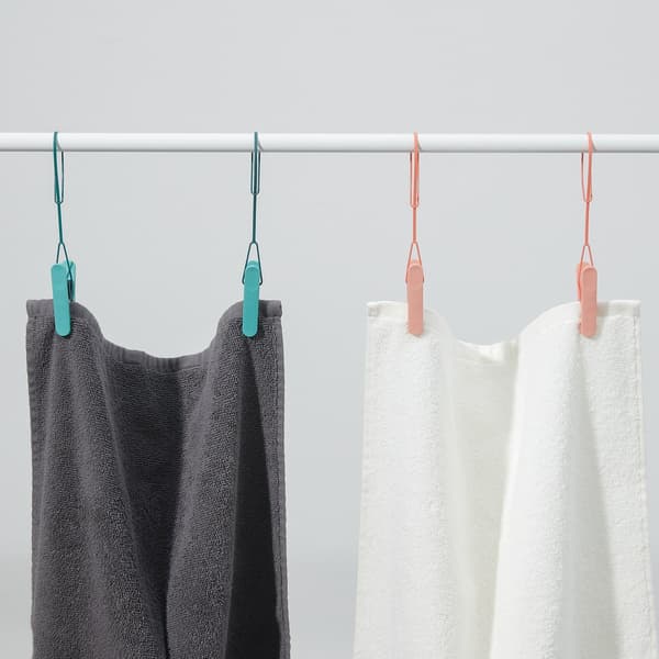 2 serviettes sont étendues avec des épingles sur une tringle