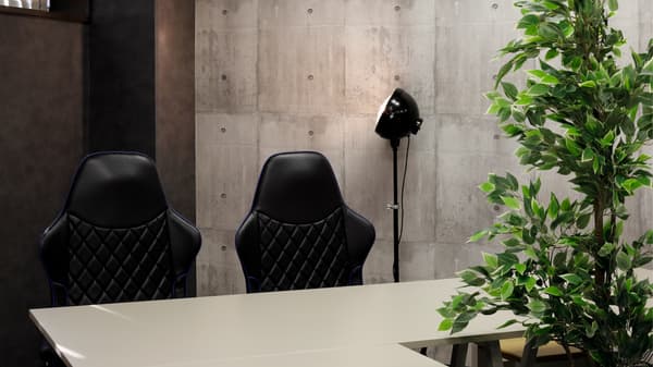 2脚のオフィスチェアとテーブルと間接照明