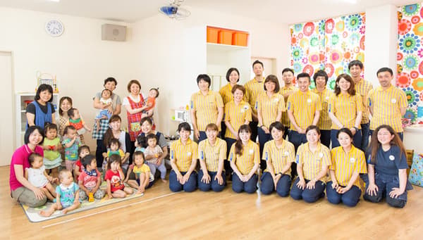 学校法人 井島学園 第2さくら体育幼稚園のスタッフ様との集合写真。