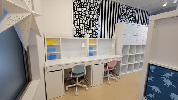 2つ並ぶ勉強机がある部屋。
