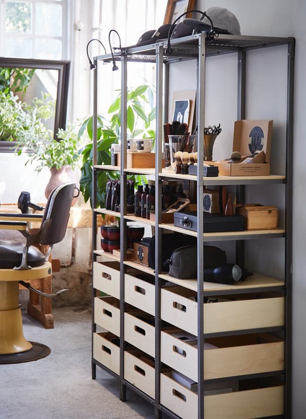 3 étagères VEBERÖD utilisées pour présenter les produits de cette entreprise