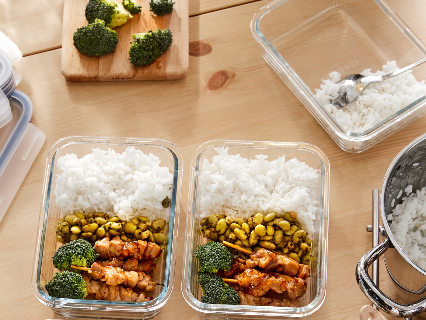 3 Glas Behälter wo sich in allen 3 Reis befindet und in 2 auch noch extra Mais mit Brokkolie und Fleisch
