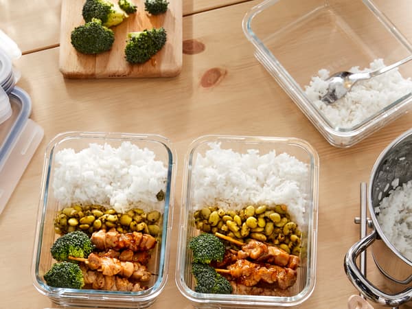 3 Glas Behälter wo sich in allen 3 Reis befindet und in 2 auch noch extra Mais mit Brokkolie und Fleisch