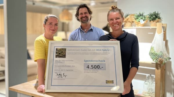 3 Personen halten einen großen Scheck über 4500 Euro.