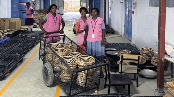 3 vrouwen tijdens de productie van de MÄVINN collection