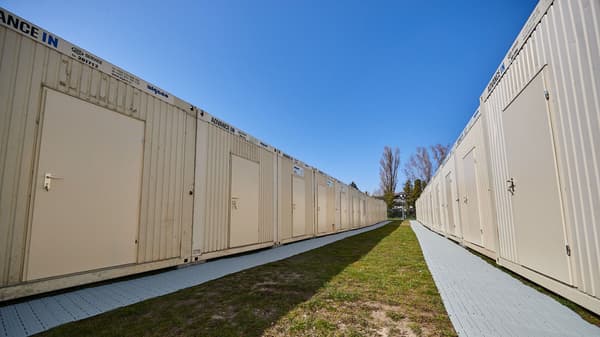  30 kontajnerových domov v karanténnom mestečku pre ľudí bez domova v Bratislave.