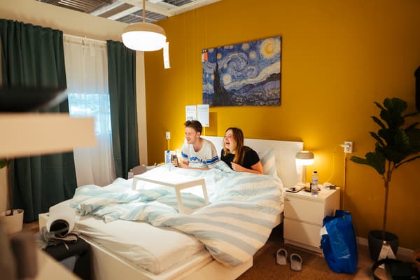 360 hotelgasten ontwaken in winkels van IKEA