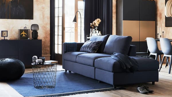 Uma sala pequena e elegante onde todos os detalhes contam