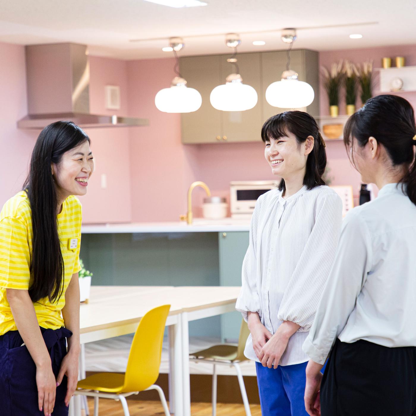 3人の人が話している