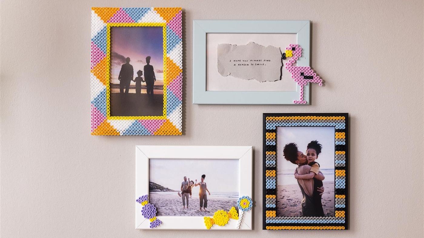 4 bunte Bilderrahmen hängen an einer braunen Wand und sind mit schönen Bilder und Deko bestückt